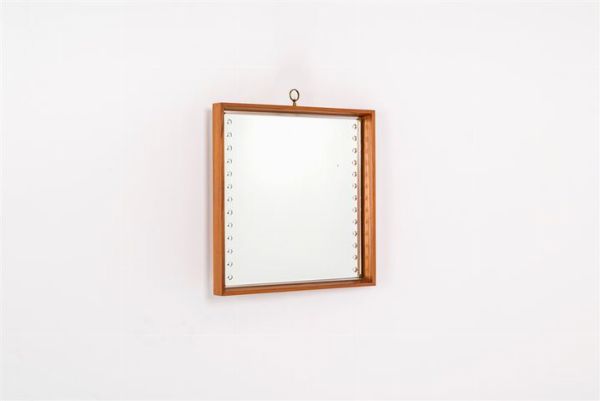 PRODUZIONE ITALIANA : Specchio con cornice in legno di teak  dettagli in ottone. Anni '60 cm 49 5x49 5  - Asta Design - Associazione Nazionale - Case d'Asta italiane