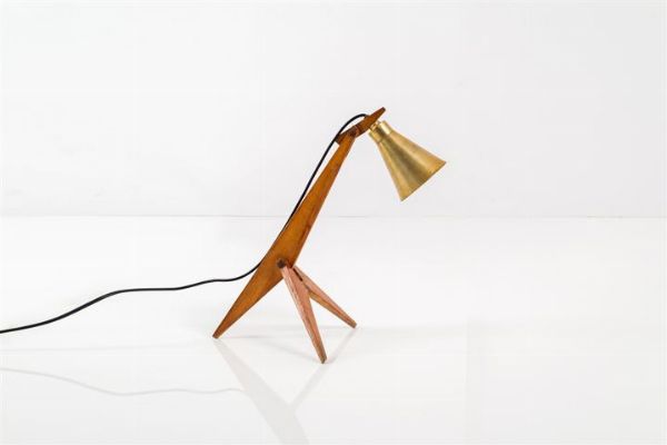 PRODUZIONE ITALIANA : Lampada da tavolo con struttura in legno  diffusore in ottone. Anni '50 lung cm 63  h regolabile  - Asta Design - Associazione Nazionale - Case d'Asta italiane
