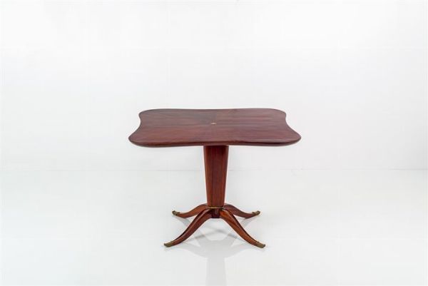 BUFFA PAOLO : Tavolo con piano sagomato in legno di mogano  dettagli in ottone. Anni '40 cm 76x102x202  - Asta Design - Associazione Nazionale - Case d'Asta italiane