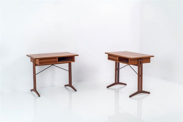PRODUZIONE ITALIANA : Coppia di scrivanie in legno di teak. Anni '60 cm 76x90x55  - Asta Design - Associazione Nazionale - Case d'Asta italiane