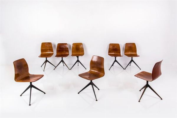 PRODUZIONE ITALIANA : Otto sedie in compensato curvato di teak  sostegni in metallo verniciato. Anni '50 cm 84x42x38  - Asta Design - Associazione Nazionale - Case d'Asta italiane