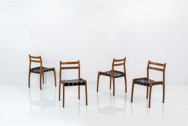 PRODUZIONE ITALIANA : Quattro sedie in legno di faggio con sedile in cuoio. Anni '50 cm 81x43x48  - Asta Design - Associazione Nazionale - Case d'Asta italiane