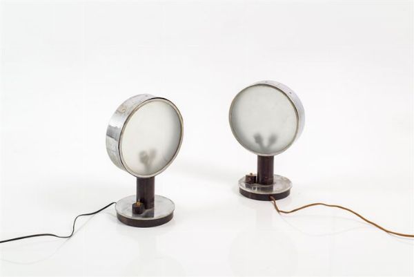PRODUZIONE ITALIANA : Coppia di lampade da tavolo in legno e metallo cromato  diffusori in vetro stampato. Anni '40 h cm 30  - Asta Design - Associazione Nazionale - Case d'Asta italiane