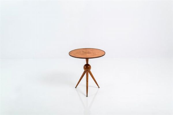 LACCA CESARE : Tavolino a tripode in legno di noce. Anni '50 cm 56x49  - Asta Design - Associazione Nazionale - Case d'Asta italiane