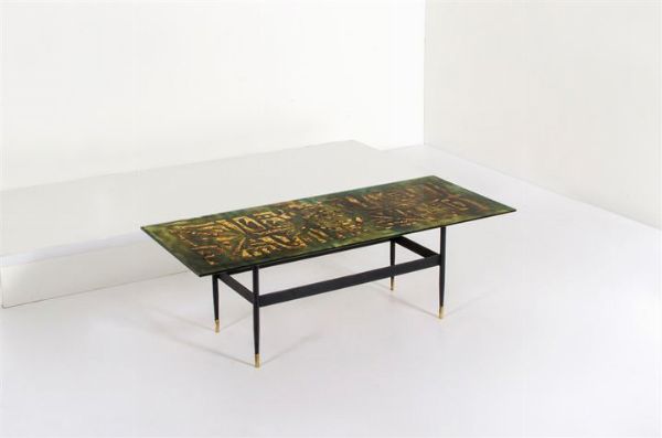 CRISTAL ART : Tavolino con struttura in metallo verniciato  puntali in ottone  piano in vetro colorato e decorato a motivi geometrici. Anni '60 cm 41x50x121  - Asta Design - Associazione Nazionale - Case d'Asta italiane