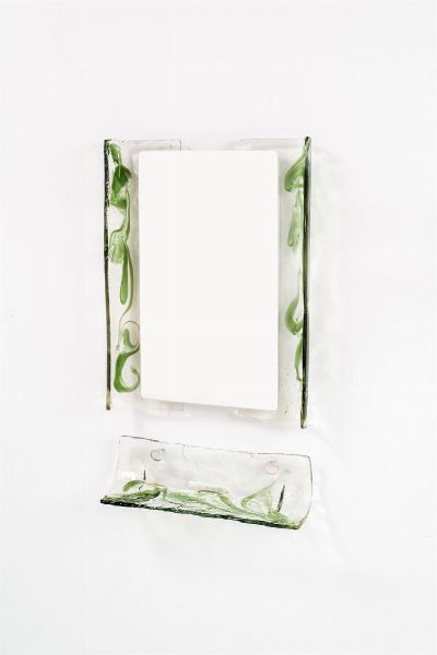 NASON CARLO : Specchiera e mensola in vetro di forte spessore con riflessi verdi. Prod. Mazzega anni '70 cm 94x60  - Asta Design - Associazione Nazionale - Case d'Asta italiane