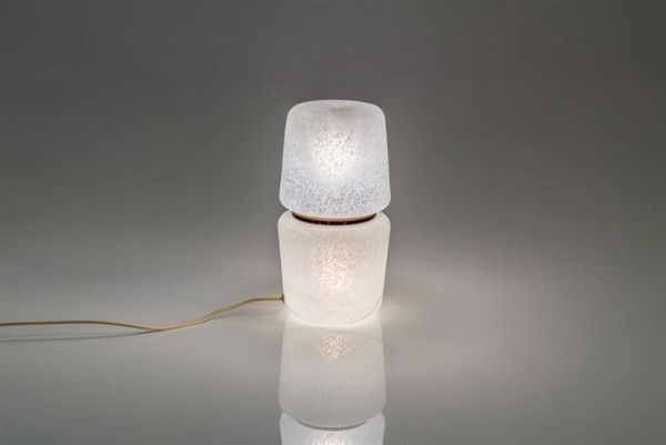 MANIFATTURA MURANESE : Lampada da tavolo in vetro stampato e alluminio. Anni '60 h cm 34  - Asta Design - Associazione Nazionale - Case d'Asta italiane