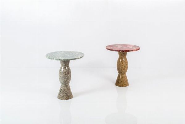PRODUZIONE ITALIANA : Due tavolini in marmi diversi. Anni '70 cm 67x59  - Asta Design - Associazione Nazionale - Case d'Asta italiane