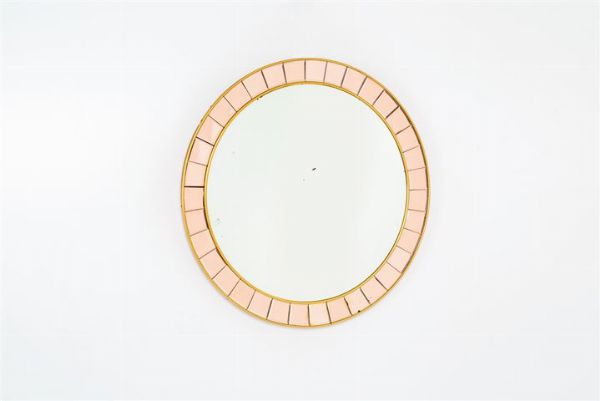 CRISTAL ART : Specchio con cornice a tasselli di vetro colorato e bordo in ottone. Anni '60 diam cm 100  - Asta Design - Associazione Nazionale - Case d'Asta italiane