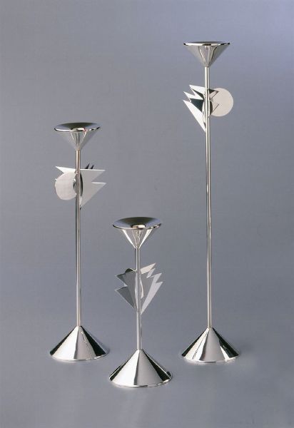 Mendini Alessandro : Tris di candelieri in argento 925 Es. 76/300 H. cm rispettivamente: 39  27  54 cm Produzione Cleto Munari 1990  - Asta Design - Associazione Nazionale - Case d'Asta italiane