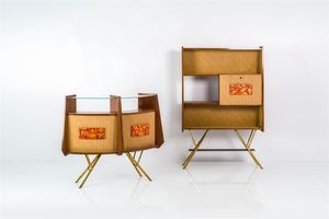 PRODUZIONE ITALIANA - Angolo bar composto da due mobili contenitori in legno di teak con fronte rivestito in paglia e pannello decorativo  [..]