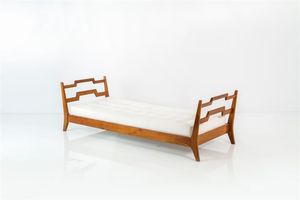 PRODUZIONE ITALIANA - Day bed con struttura in legno  imbottitura rivestita in tessuto. Anni '60 cm 66x200x95