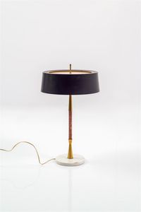 CASEY FANTIN - Lampada da tavolo in ottone e ceramica smaltata  diffusore in metallo verniciato  base in marmo. Anni '50 h cm  [..]