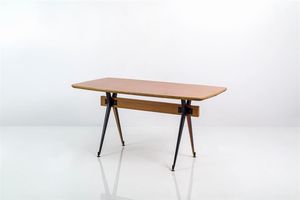 RATTI CARLO - Tavolo con piano in legno di teak  gambe in tondino di metallo verniciato con terminali in ottone. Anni '50 cm  [..]
