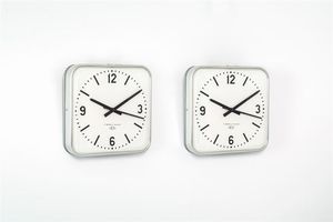 Ponti Gio - Coppia di orologi da parete con cassa in alluminio  Progettati in origine per il Palazzo degli Uffici Montecatini  [..]