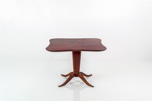 BUFFA PAOLO - Tavolo con piano sagomato in legno di mogano  dettagli in ottone. Anni '40 cm 76x102x202