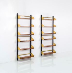FEAL - Coppia di librerie in metallo verniciato e ottone  ripiani in legno di teak regolabili in altezza. Fine anni '50  [..]