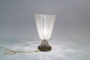 TOSO AURELIANO - Lampada da tavolo in vetro incolore trasparente con applicazioni regolari a caldo di segmenti vitrei. Anni '50  [..]