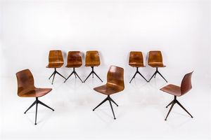 PRODUZIONE ITALIANA - Otto sedie in compensato curvato di teak  sostegni in metallo verniciato. Anni '50 cm 84x42x38