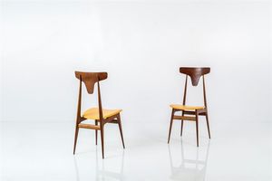 SCUOLA TORINESE - Coppia di sedie in legno di teak  seduta imbottita rivestita in similpelle. Anni '50 cm 94x42x47