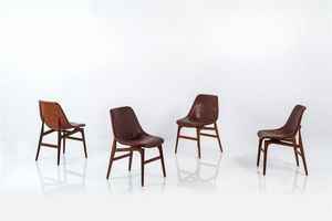 PRODUZIONE DANESE - Quattro sedie con struttura in legno di teak  scocca imbottita rivestita in skai. Anni '50 cm 76x50x48