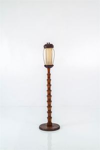 MACABO' - Lampada da terra con fusto e base in legno scolpito. Anni '40 h cm 160