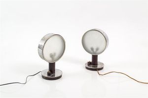 PRODUZIONE ITALIANA - Coppia di lampade da tavolo in legno e metallo cromato  diffusori in vetro stampato. Anni '40 h cm 30