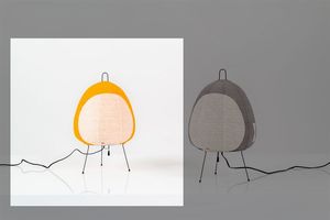 NOGUCHI ISAMU - Lampada da tavolo in carta di gelso e struttura in metallo verniciato. Prod. Akari anni '90 cm 43x26