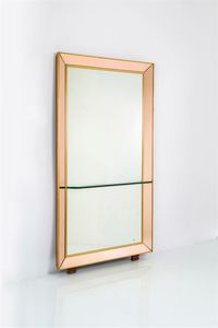 CRISTAL ART - Specchiera con bordo in vetro specchiato colorato  mensola in vetro di forte spessore  bordi in ottone. Anni '60  [..]