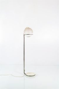 PRODUZIONE ITALIANA - Lampada da terra in metallo cromato  diffusore in vetro satinato  base in marmo. Anni '70 h cm 152