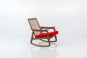 PRODUZIONE ITALIANA - Sedia a dondolo con struttura in legno  sedile imbottito rivestito in tessuto. Anni '50 cm 86x67x71