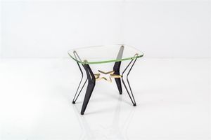 PRODUZIONE ITALIANA - Tavolino con struttura in ferro martellato e ottone  piano in vetro molato di forte spessore. Anni '50 cm 61 5 [..]