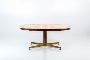 PRODUZIONE ITALIANA - Tavolo da pranzo ovale in legno con piano in marmo  gambo centrale in ottone lavorato. Anni '50 cm 78 5x180x96