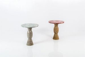 PRODUZIONE ITALIANA - Due tavolini in marmi diversi. Anni '70 cm 67x59