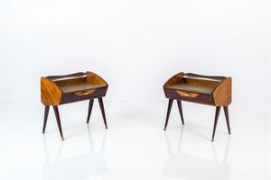 I PALAZZI DELL'ARTE CANTU' - Coppia di comodini in legno  fronte ad un cassetto con maniglia in metallo e piani in vetro. Anni '50 cm 57x60 [..]