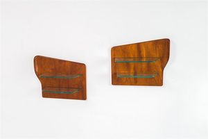 PRODUZIONE ITALIANA - Coppia di mensole in legno di noce con piani in vetro molato. Anni '50 cm 43x52x25