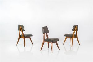 SCUOLA TORINESE - Tre sedie con struttura in legno  sedili e schienali imbottiti rivestiti in skai. Anni '60 cm 84x42x46