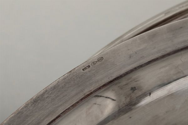 Insieme di sei vassoi circolari in argento, manifatture italiane del XX secolo  - Asta 	L'Art de la Table - Associazione Nazionale - Case d'Asta italiane