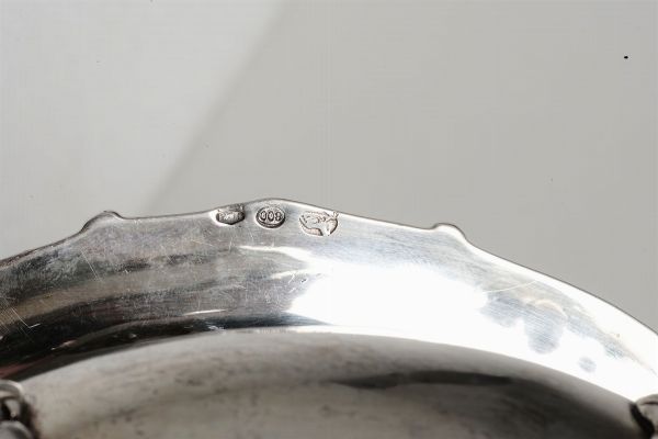 Coppa in argento con presa a foggia di rapace Italia XX secolo  - Asta 	L'Art de la Table - Associazione Nazionale - Case d'Asta italiane