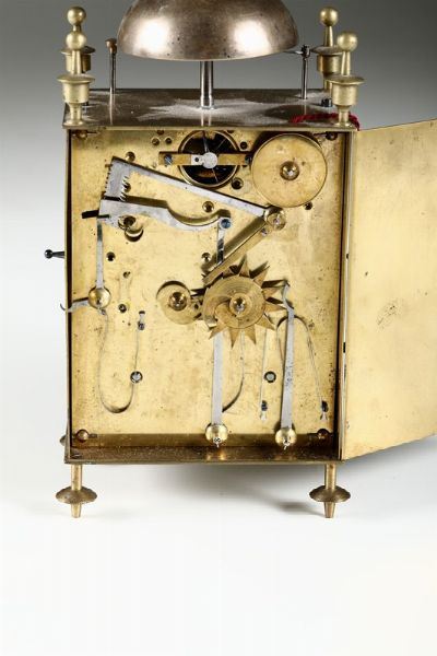Orologio da tavolo in metallo dorato, inizio XIX secolo  - Asta Pendole e Orologi Antichi - Associazione Nazionale - Case d'Asta italiane