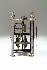 Orologio a lanterna in metallo dipinto, XVII secolo  - Asta Pendole e Orologi Antichi - Associazione Nazionale - Case d'Asta italiane