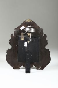 Orologio con cassa in rame sbalzato, XVII secolo  - Asta Pendole e Orologi Antichi - Associazione Nazionale - Case d'Asta italiane