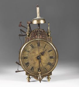 Orologio a lanterna in metallo dorato, XVIII secolo  - Asta Pendole e Orologi Antichi - Associazione Nazionale - Case d'Asta italiane