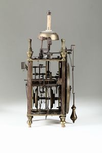 Orologio a lanterna in metallo dorato, XVIII secolo  - Asta Pendole e Orologi Antichi - Associazione Nazionale - Case d'Asta italiane