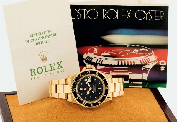 ROLEX : ROLEX, Oyster Perpetual Date, Submariner, 600 ft./200m, Superlative Chronometer, Officially Certified, cassa No. 5728512, Ref. 1680/8, NIPPLE DIAL. Raro orologio da polso, automatico, in oro giallo 18K con datario e bracciale Rolex Oyster  in oro giallo 18K con chiusura deployante.  Accompagnato dalla scatola, garanzia, libretti e portafoglio Rolex. Realizzato nel 1978.  - Asta Orologi da Polso e da Tasca - Associazione Nazionale - Case d'Asta italiane