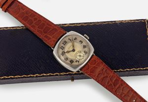 LONGINES - LONGINES, cassa No. 4194574, orologio da polso, in argento di forma cushion. Accompagnato da scatola. Realizzato nel 1920 circa