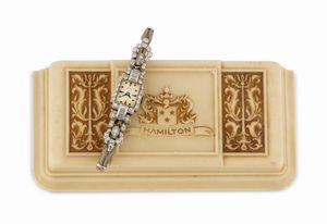 HAMILTON - HAMILTON, cassa No. 2133546, orologio da donna, in platino, con bracciale in brillanti e  chiusura deployante originale. Realizzato nel 1930 circa. Accompagnato dalla scatola in bachelite originale