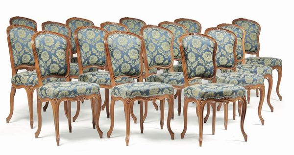 Sedici sedie in stile Luigi XV in legno intagliato, XX secolo  - Asta Antiquariato - Associazione Nazionale - Case d'Asta italiane