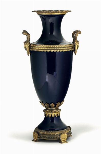 Vaso tipo Sevres in ceramica blu e bronzi dorati, XIX-XX secolo  - Asta Antiquariato - Associazione Nazionale - Case d'Asta italiane