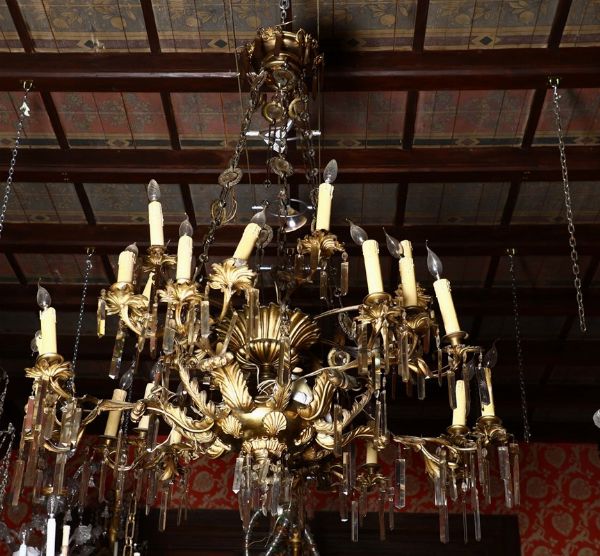Grande lampadario a 28 luci in bronzo dorato e cristalli, XIX secolo  - Asta Antiquariato - Associazione Nazionale - Case d'Asta italiane